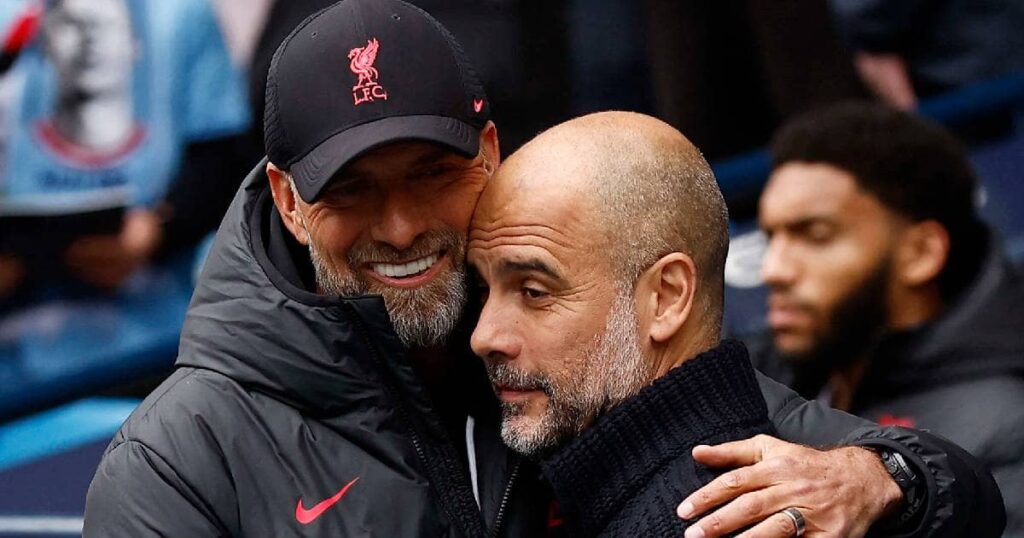 عناق بين مدرب ليفربول يورغن كلوب وبيب غوارديولا مدرب مانشستر سيتي