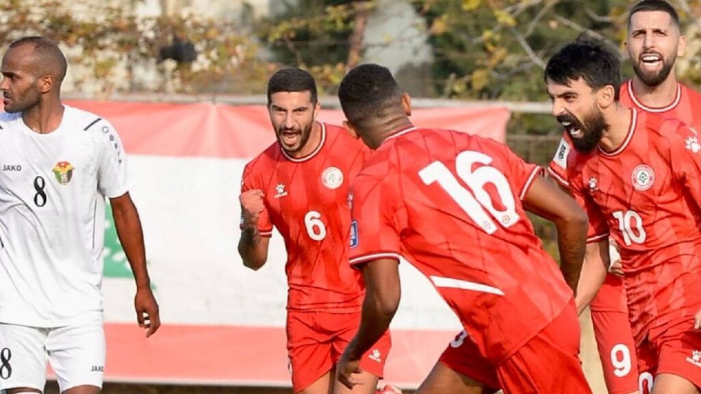 احتفال لاعبو منتخب لبنان بهدف نور منصور في شباك الأردن