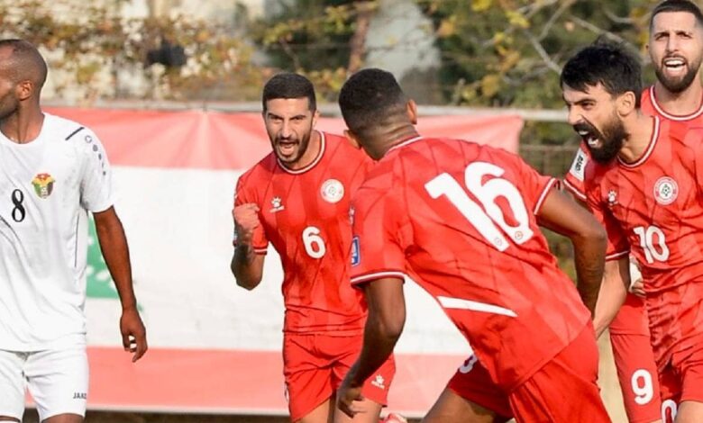 احتفال لاعبو منتخب لبنان بهدف نور منصور في شباك الأردن