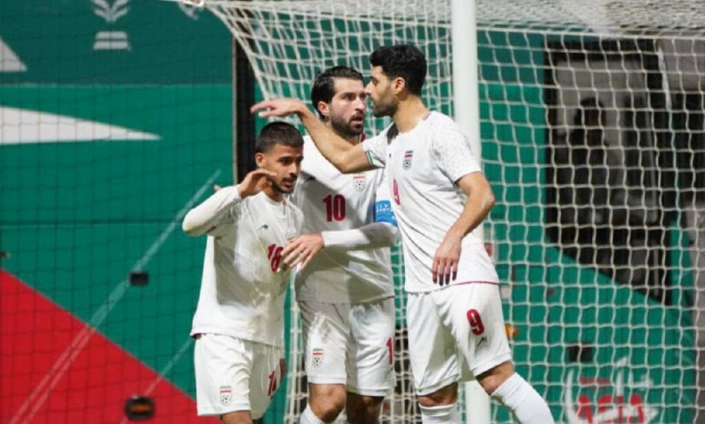 احتفال لاعبي منتخب إيران بالفوز على إندونيسيا في لقاء ودي