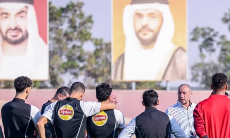 جانب من اجتماع رئيس النادي الأهلي (محمود الخطيب) باللاعبين في معسكر الفريق بالإمارات