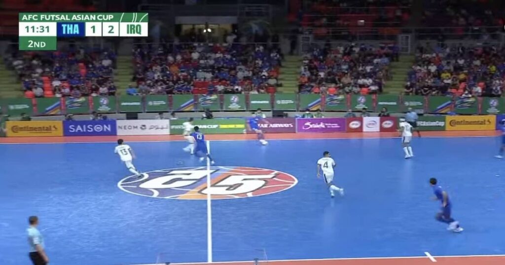 منتخب تايلاند يتحكم في إيقاع اللعب خلال الشوط الثاني من مباراته أمام العراق في ربع نهائي كأس آسيا للصالات 2024